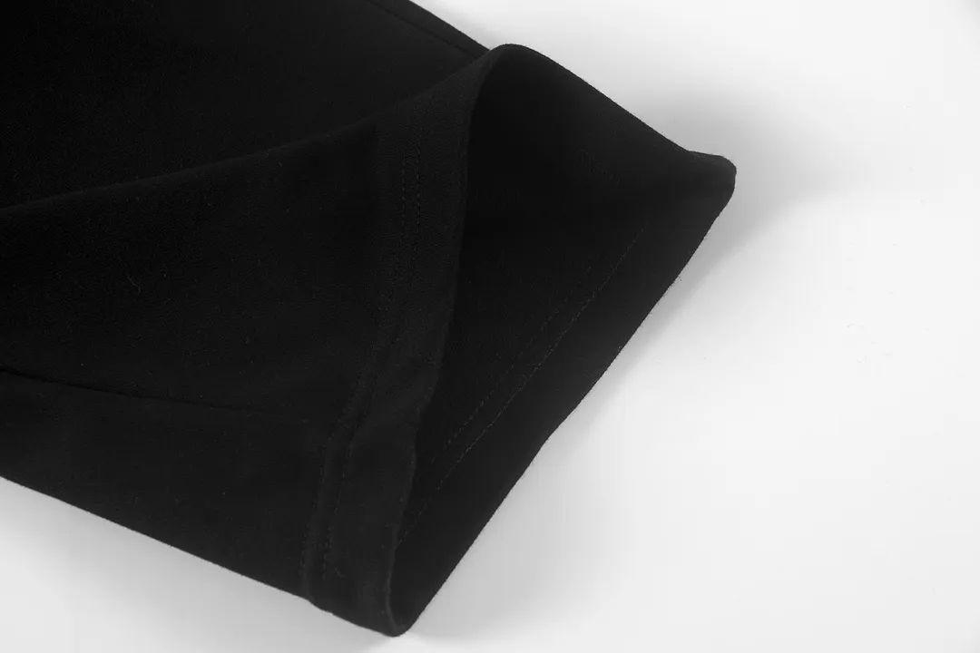 P220 Color: Black/Navy Blue/Coffee Brown/Heather Gray Size: S M L Details are everywhere